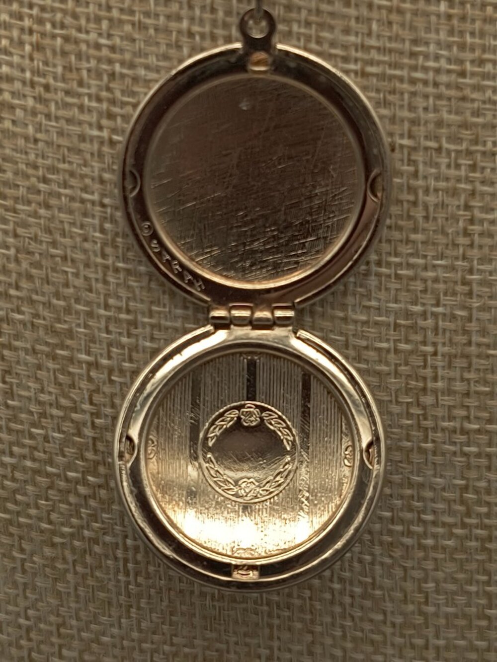 Vintage Sarah Coventry Gold Tone Locket Pendant Keepsake Necklace